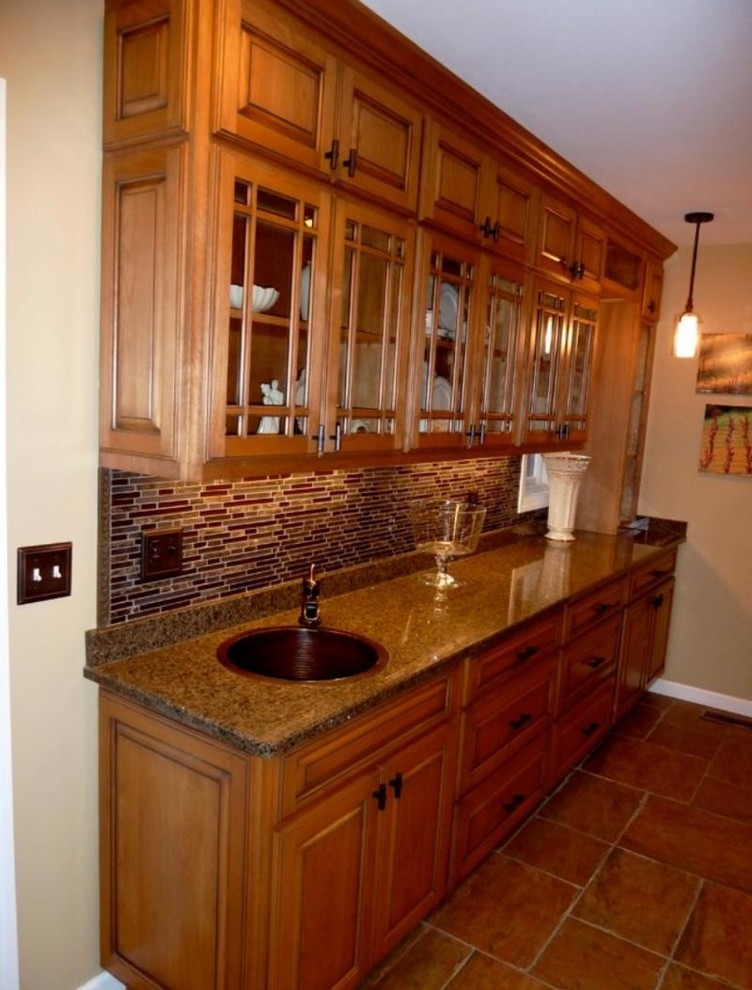 Mittelgroße Klassische Küche mit Einbauwaschbecken, Glasfronten, hellbraunen Holzschränken, Granit-Arbeitsplatte, bunter Rückwand, Rückwand aus Stäbchenfliesen und Keramikboden in Sonstige