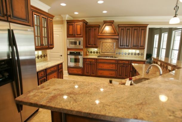 Foto di una cucina classica con pavimento beige