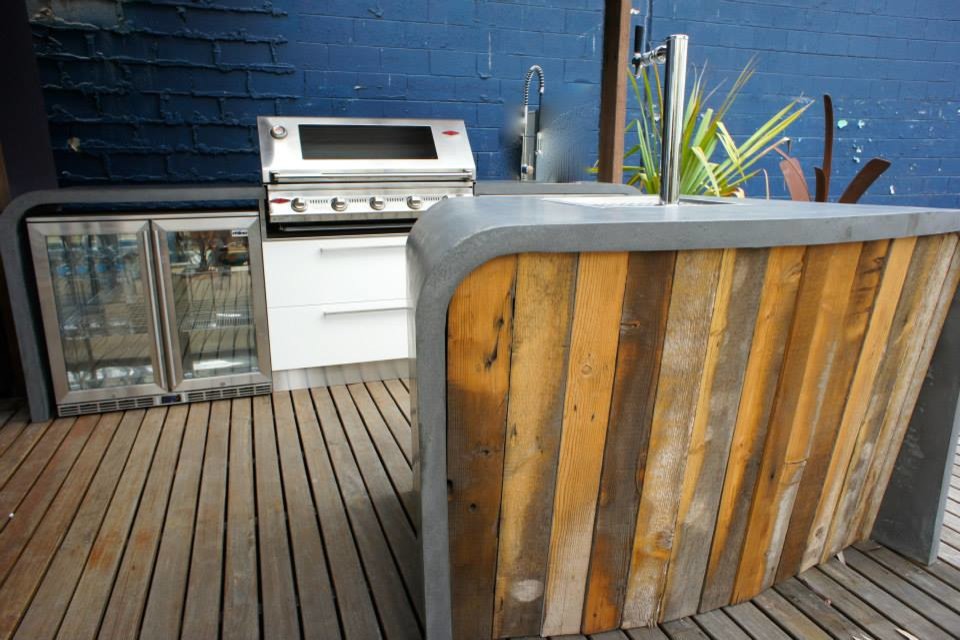 Moderne Küche mit weißen Schränken, Betonarbeitsplatte und Kücheninsel in Adelaide