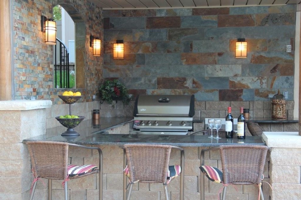 Exempel på ett mellanstort modernt kök, med luckor med profilerade fronter, skåp i rostfritt stål, granitbänkskiva, grått stänkskydd, stänkskydd i stenkakel, rostfria vitvaror och betonggolv