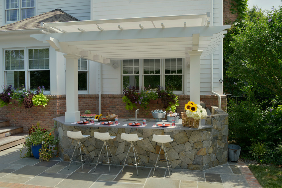 This is an example of an expansive traditional patio in New York.