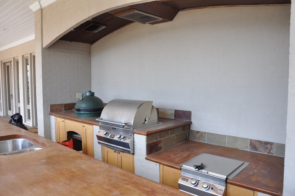 Exempel på ett mellanstort klassiskt kök, med luckor med infälld panel, en köksö, en undermonterad diskho, skåp i ljust trä, bänkskiva i betong, flerfärgad stänkskydd, stänkskydd i keramik och rostfria vitvaror