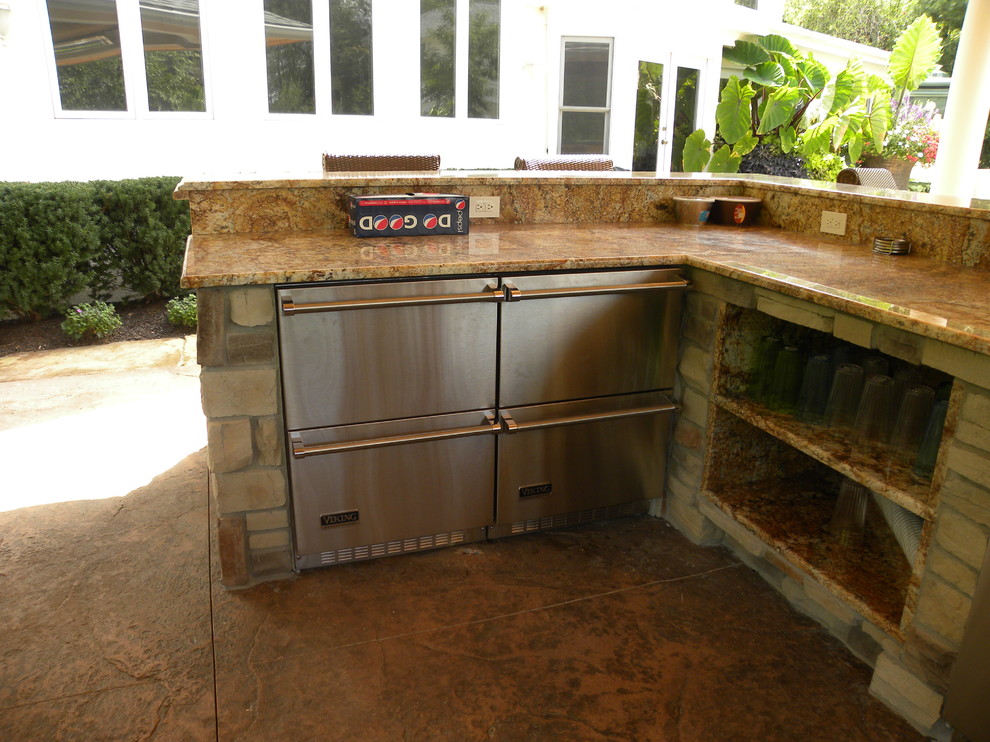 Immagine di un'ampia cucina classica con lavello a doppia vasca, ante in acciaio inossidabile, top in granito e elettrodomestici in acciaio inossidabile