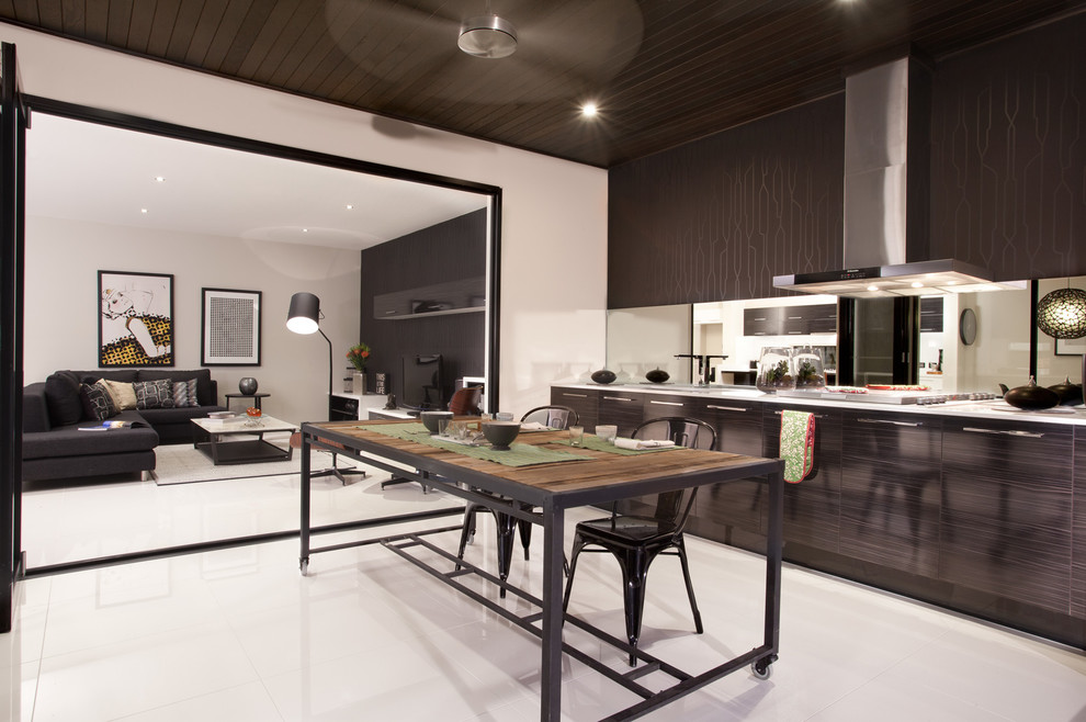 Cette photo montre une grande cuisine ouverte tendance avec un placard à porte plane, des portes de placard marrons, une crédence métallisée et une crédence miroir.