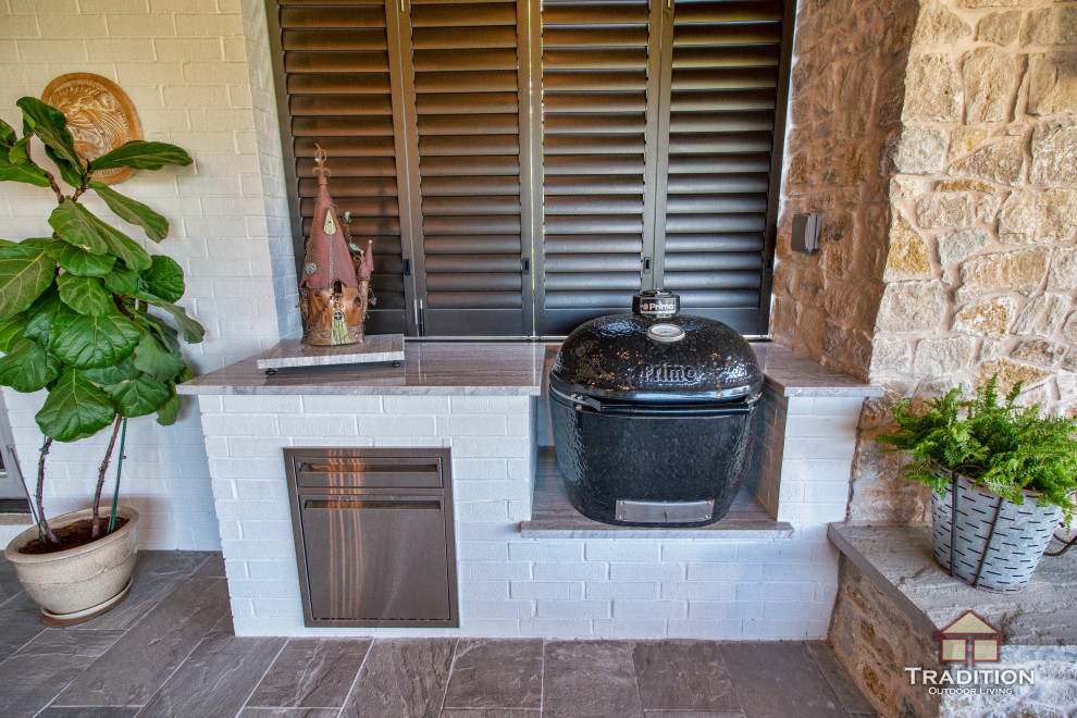 Bild på ett mellanstort rustikt grå linjärt grått kök och matrum, med granitbänkskiva