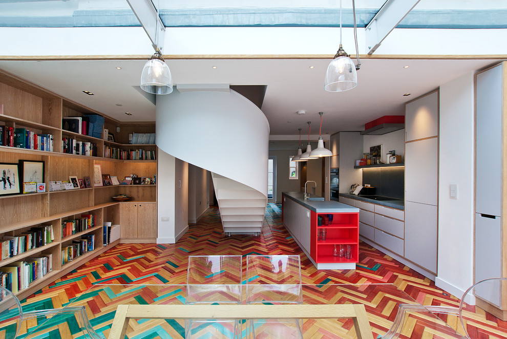 Offene, Zweizeilige Moderne Küche mit Landhausspüle, flächenbündigen Schrankfronten, grauen Schränken, Betonarbeitsplatte, hellem Holzboden und Kücheninsel in London