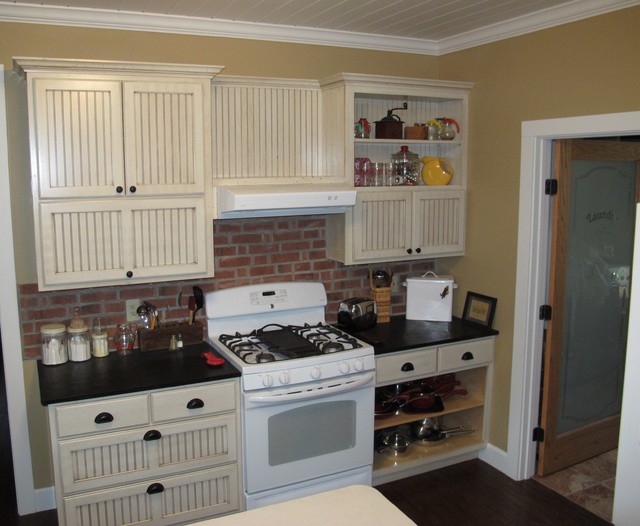 Oven Wall Distressed & Crown Molding Casa de campo Cocina Little Rock de Eagle