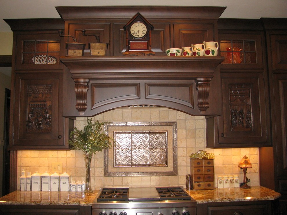 Exempel på ett stort lantligt linjärt kök och matrum, med luckor med upphöjd panel, skåp i mellenmörkt trä, granitbänkskiva, beige stänkskydd, stänkskydd i keramik, rostfria vitvaror och flera köksöar