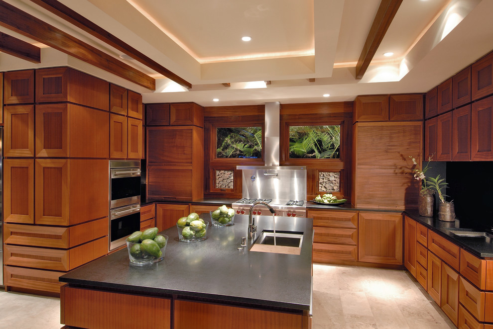Moderne Küche mit Küchengeräten aus Edelstahl und Granit-Arbeitsplatte in Hawaii