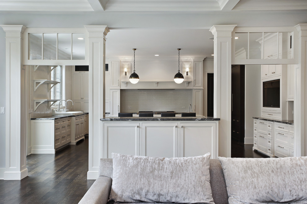 Example of a classic kitchen design in Chicago