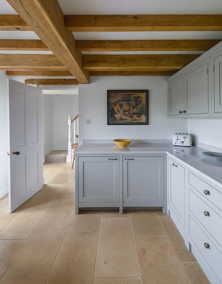 Kleine Klassische Küche mit Schrankfronten im Shaker-Stil, hellen Holzschränken, Quarzwerkstein-Arbeitsplatte, bunter Rückwand, Rückwand aus Zementfliesen und Kalkstein in Oxfordshire