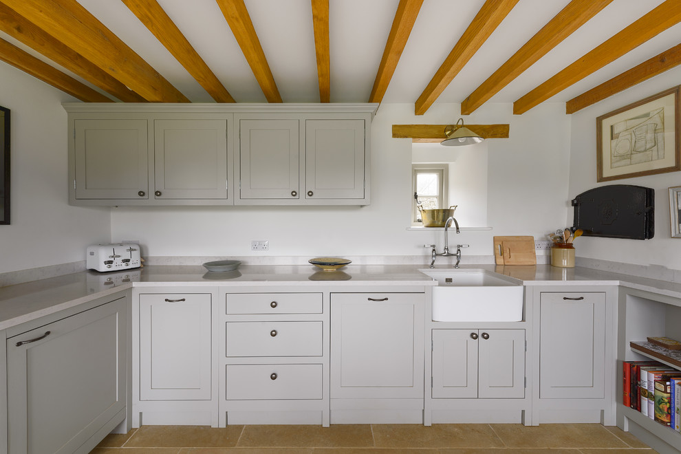 Klassische Küche ohne Insel in U-Form mit Schrankfronten im Shaker-Stil, Quarzwerkstein-Arbeitsplatte, Kalkstein, Landhausspüle und grauen Schränken in Oxfordshire