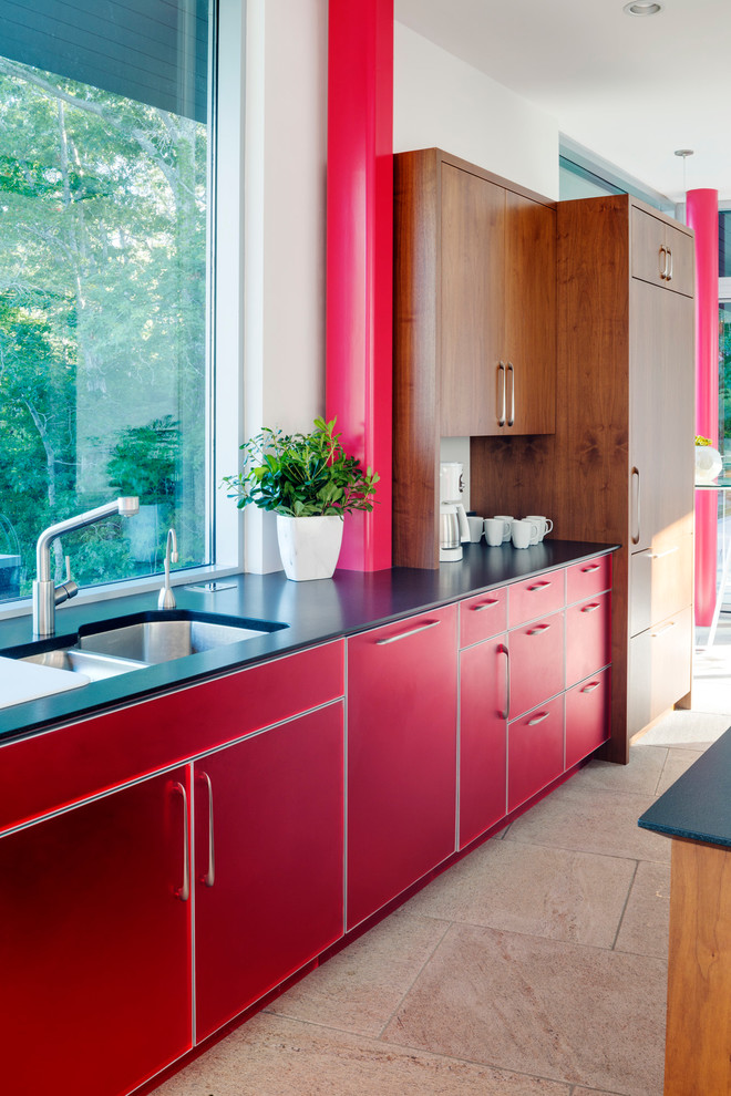 Inspiration för moderna kök, med en nedsänkt diskho, släta luckor, röda skåp, rostfria vitvaror och en köksö