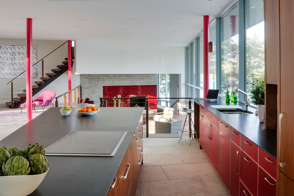 Свежая идея для дизайна: кухня в современном стиле с накладной мойкой, плоскими фасадами, красными фасадами, техникой из нержавеющей стали и островом - отличное фото интерьера