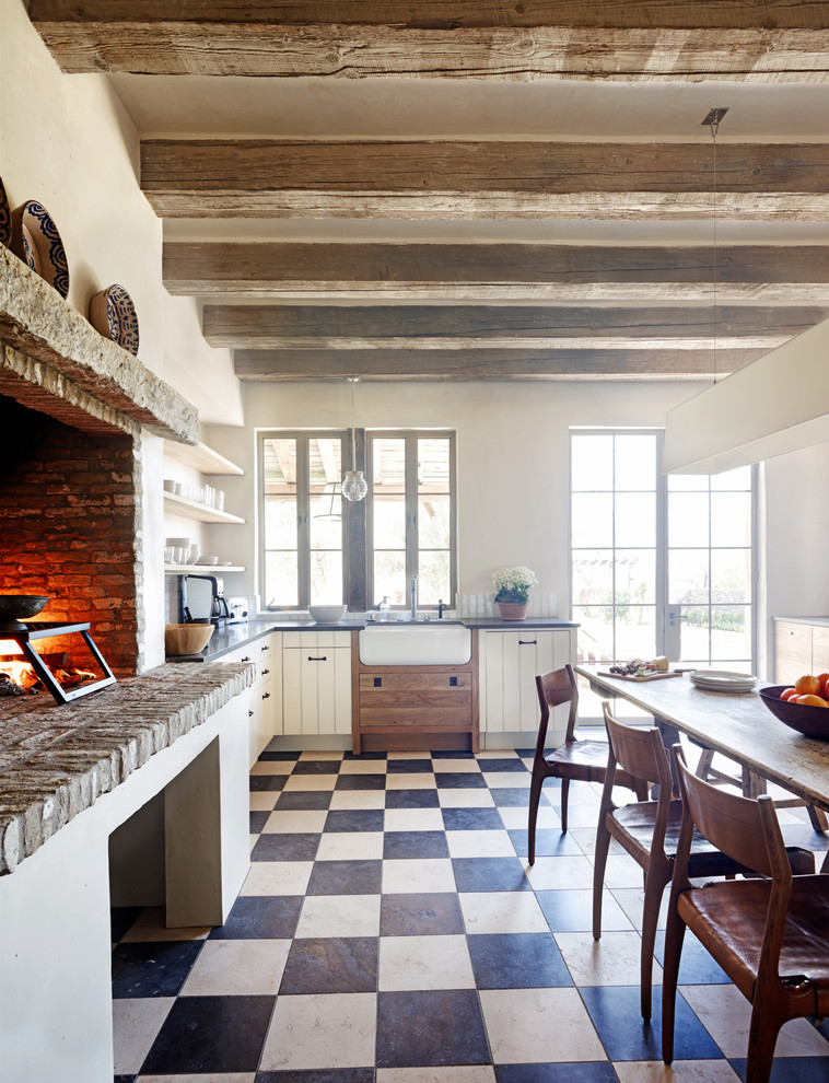 Idéer för ett rustikt kök, med en rustik diskho och flerfärgat golv