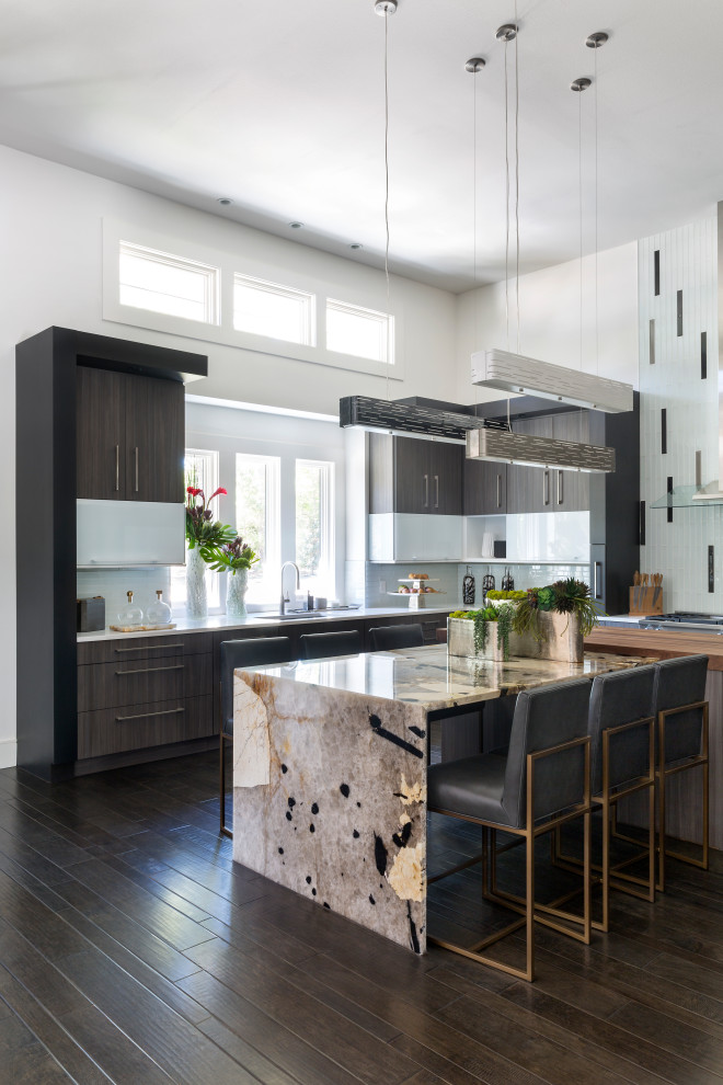 Moderne Küche in L-Form mit flächenbündigen Schrankfronten, grauen Schränken, dunklem Holzboden, Kücheninsel, braunem Boden und brauner Arbeitsplatte in Little Rock