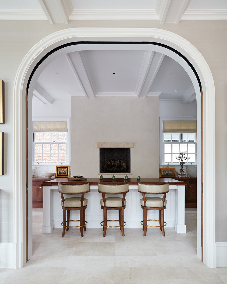Пример оригинального дизайна: прямая кухня в стиле неоклассика (современная классика) с деревянной столешницей, островом, окном, обеденным столом, бежевым полом, коричневой столешницей и кессонным потолком