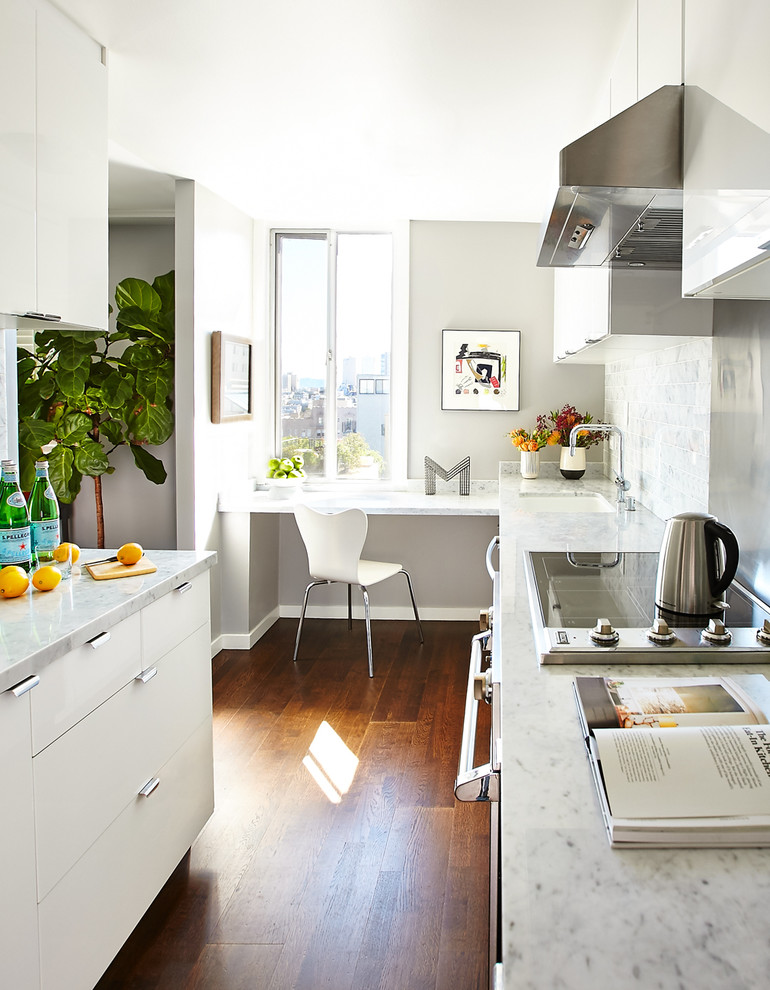 サンフランシスコにあるコンテンポラリースタイルのおしゃれな細長いキッチン (フラットパネル扉のキャビネット、白いキャビネット、濃色無垢フローリング、アイランドなし) の写真
