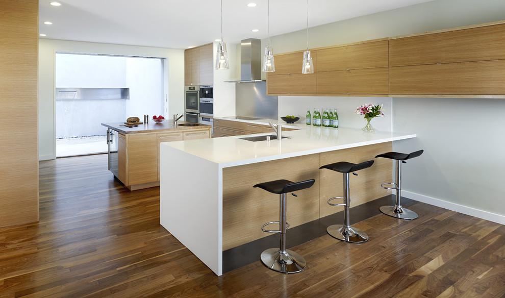 Источник вдохновения для домашнего уюта: кухня в стиле модернизм с плоскими фасадами и фасадами цвета дерева среднего тона