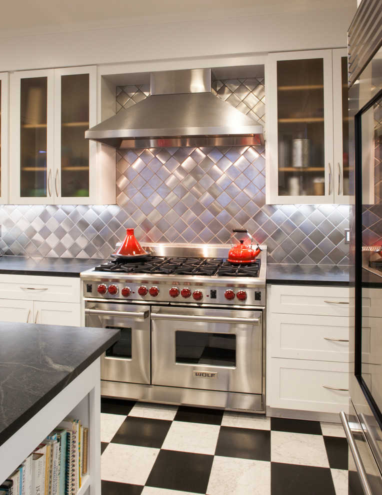 Foto di una cucina minimal con paraspruzzi a effetto metallico e paraspruzzi con piastrelle di metallo