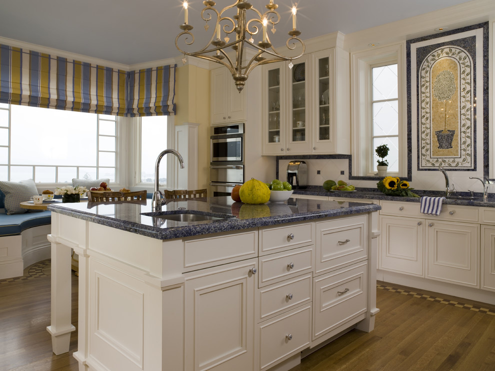 Idee per una cucina abitabile classica con lavello sottopiano, ante con riquadro incassato, ante bianche, elettrodomestici in acciaio inossidabile e top blu