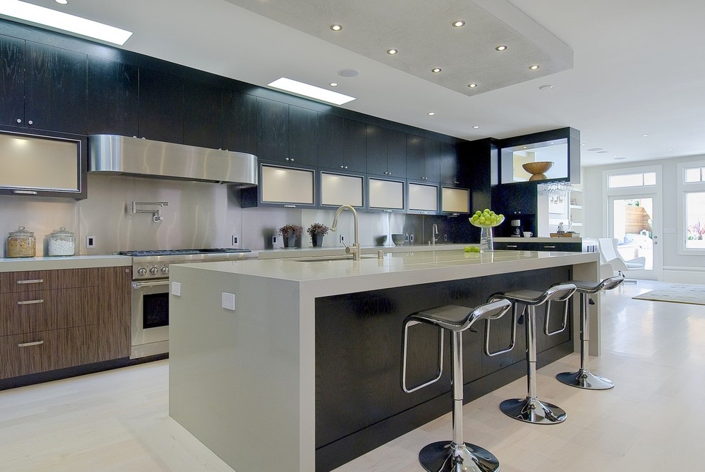 Foto di una cucina design con elettrodomestici in acciaio inossidabile