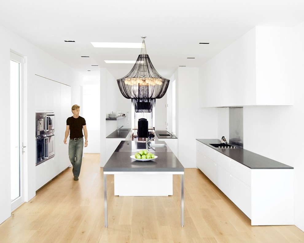 Moderne Küche mit flächenbündigen Schrankfronten, weißen Schränken und Küchengeräten aus Edelstahl in San Francisco