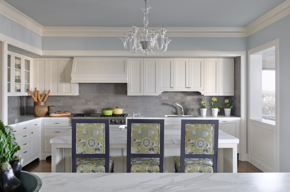 Aménagement d'une cuisine classique avec plan de travail en marbre, une crédence grise et une crédence en pierre calcaire.