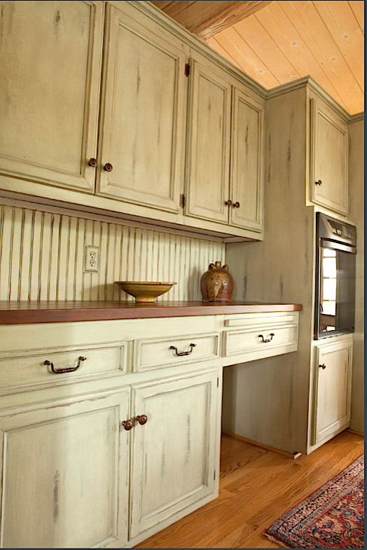 Cette image montre une cuisine rustique en bois vieilli avec un évier posé, un placard avec porte à panneau encastré et une crédence en céramique.