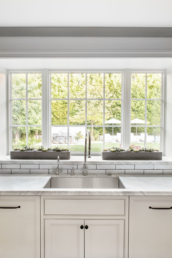 Esempio di una grande cucina moderna con ante in stile shaker, ante grigie, top in marmo, paraspruzzi bianco, parquet chiaro, 2 o più isole, pavimento beige e top bianco