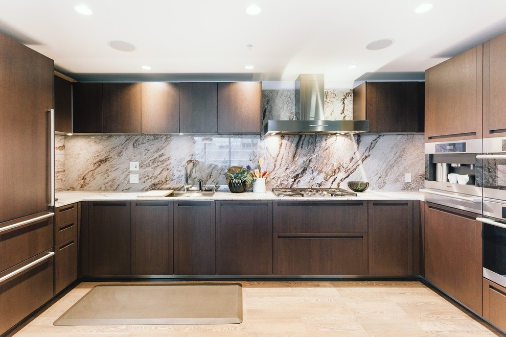 Foto di un'ampia cucina moderna con lavello da incasso, ante lisce, ante marroni, top in marmo, paraspruzzi grigio, paraspruzzi in marmo, pavimento in compensato, pavimento marrone e top bianco