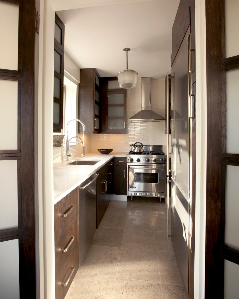 Idee per una cucina parallela contemporanea chiusa e di medie dimensioni con lavello sottopiano, ante di vetro, ante in legno bruno e elettrodomestici in acciaio inossidabile