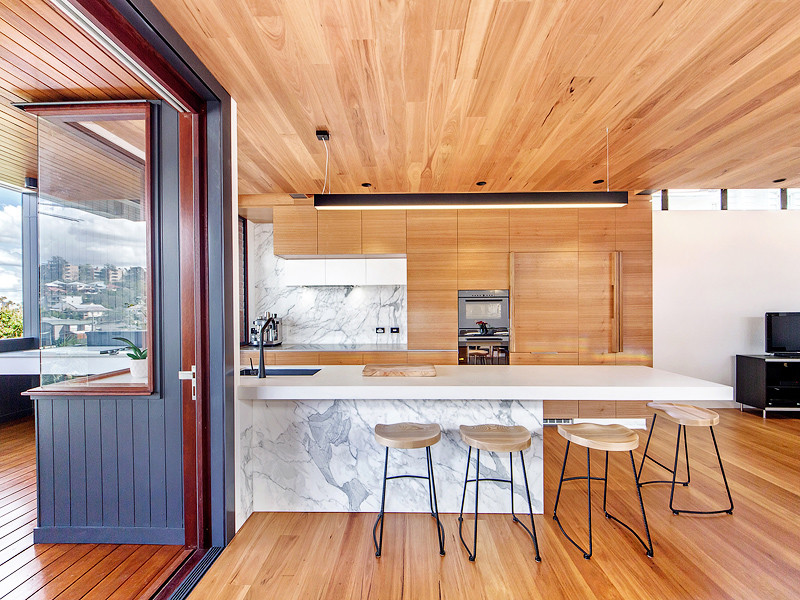 Ispirazione per un cucina con isola centrale minimal di medie dimensioni con parquet chiaro