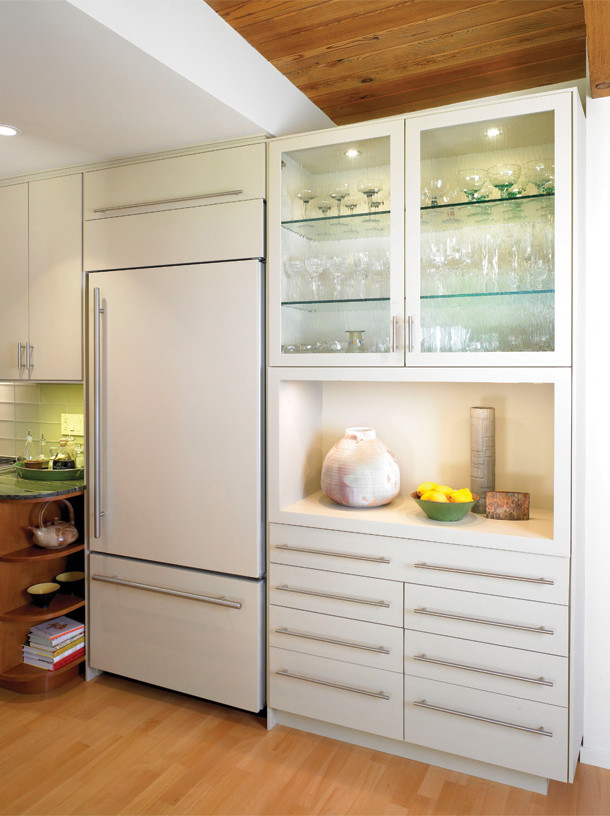 Inspiration for a modern kitchen remodel in Los Angeles with paneled appliances
