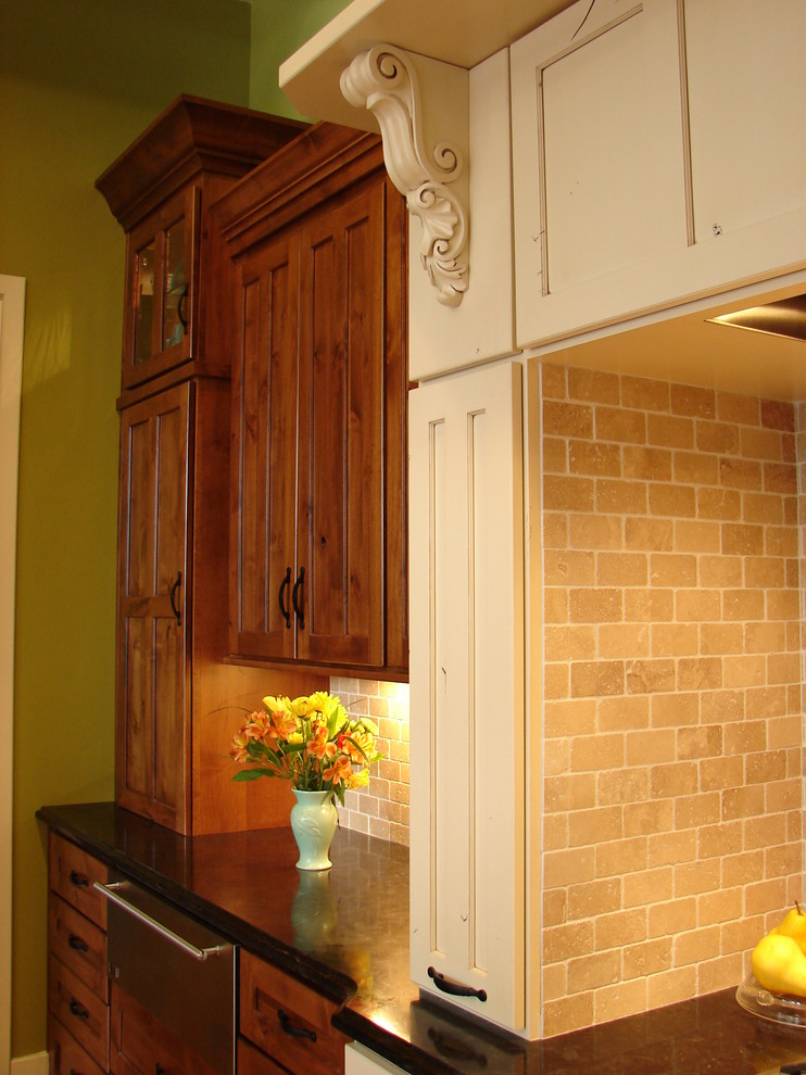 Bild på ett lantligt kök, med skåp i shakerstil, beige skåp, granitbänkskiva, beige stänkskydd, stänkskydd i stenkakel och rostfria vitvaror