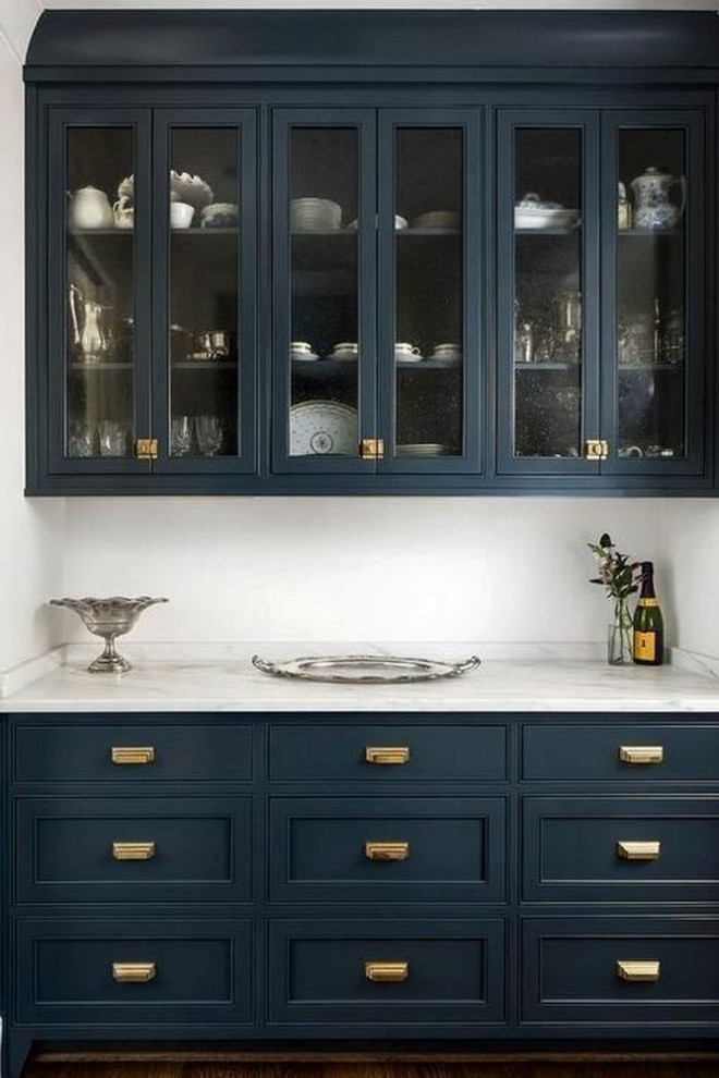 Bild på ett stort vintage vit vitt kök och matrum, med luckor med profilerade fronter, blå skåp, marmorbänkskiva, vitt stänkskydd, stänkskydd i marmor, mörkt trägolv och brunt golv