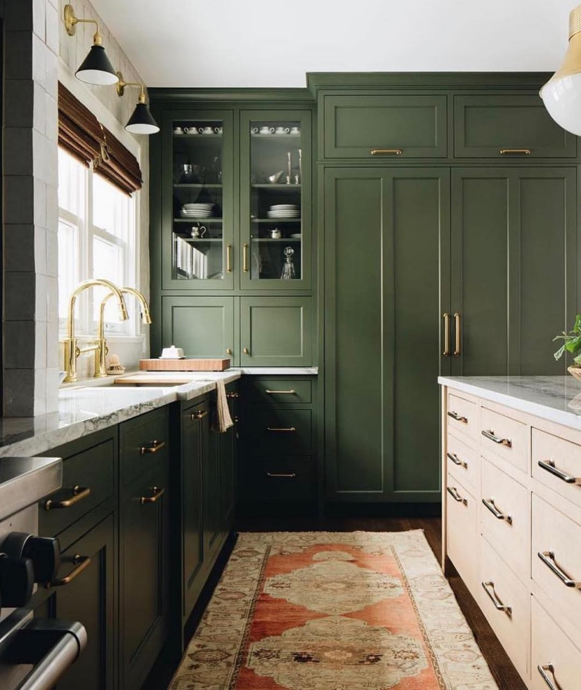 Idéer för stora vintage vitt l-kök, med en undermonterad diskho, luckor med infälld panel, gröna skåp, marmorbänkskiva, vitt stänkskydd, stänkskydd i keramik, rostfria vitvaror, mellanmörkt trägolv, en köksö och brunt golv
