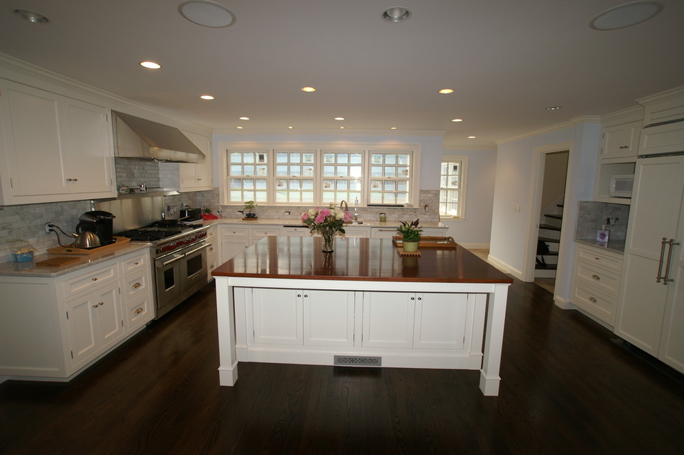 Immagine di una cucina classica con ante a filo, ante bianche e top in legno