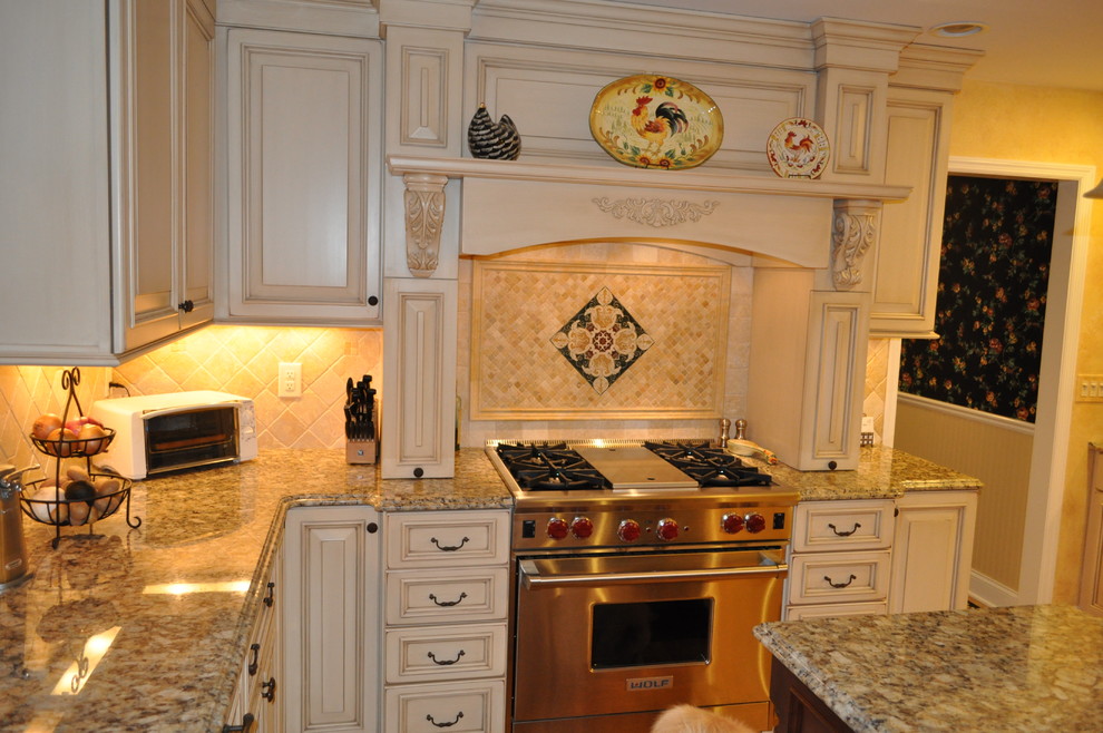 Foto di una cucina abitabile classica con ante con bugna sagomata, ante beige, top in granito, paraspruzzi beige e paraspruzzi con piastrelle in pietra