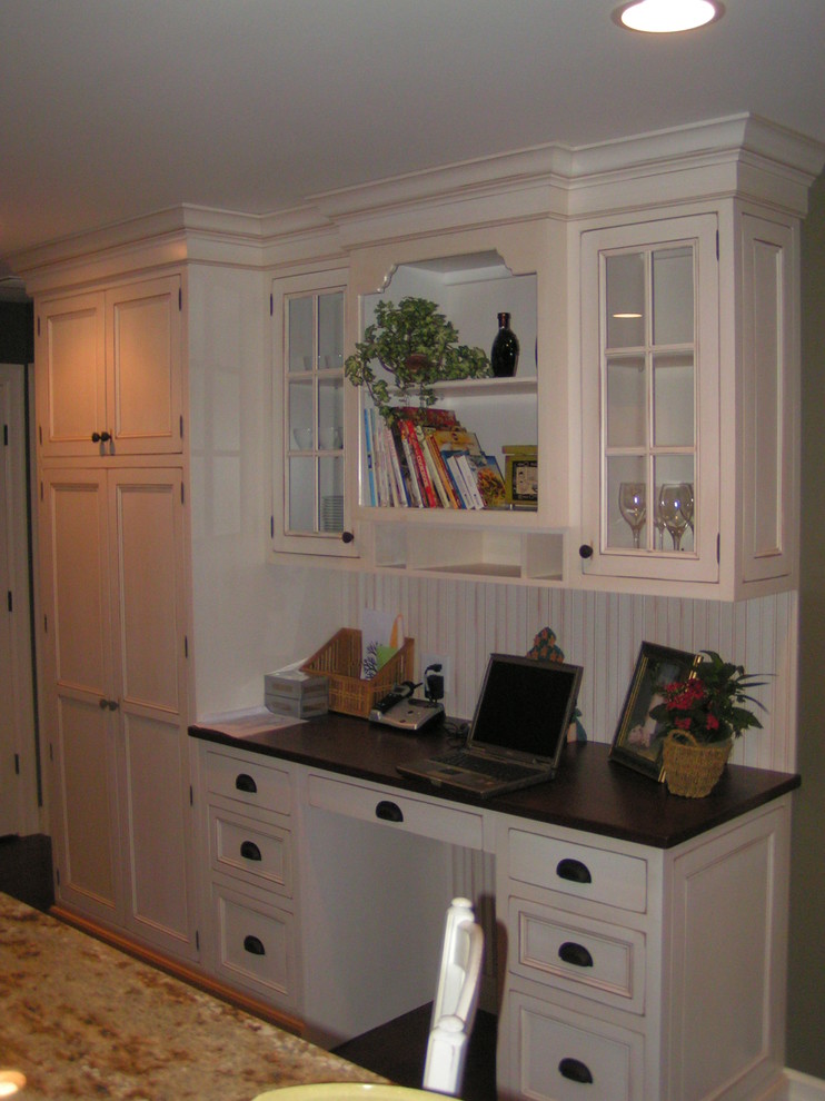 Exempel på ett klassiskt kök, med luckor med infälld panel och vita skåp