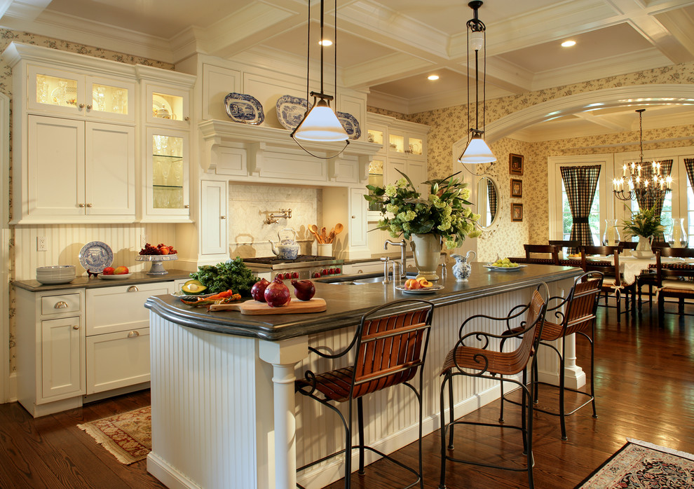 Modelo de cocina comedor de estilo de casa de campo de tamaño medio con fregadero bajoencimera, armarios con rebordes decorativos, puertas de armario blancas, electrodomésticos con paneles y suelo de madera en tonos medios