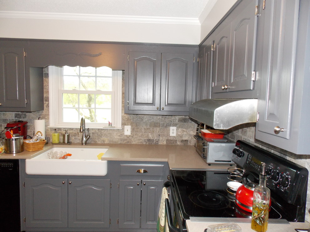 Exempel på ett mellanstort klassiskt kök, med luckor med upphöjd panel, grå skåp, bänkskiva i kvarts, grått stänkskydd, stänkskydd i stenkakel och rostfria vitvaror