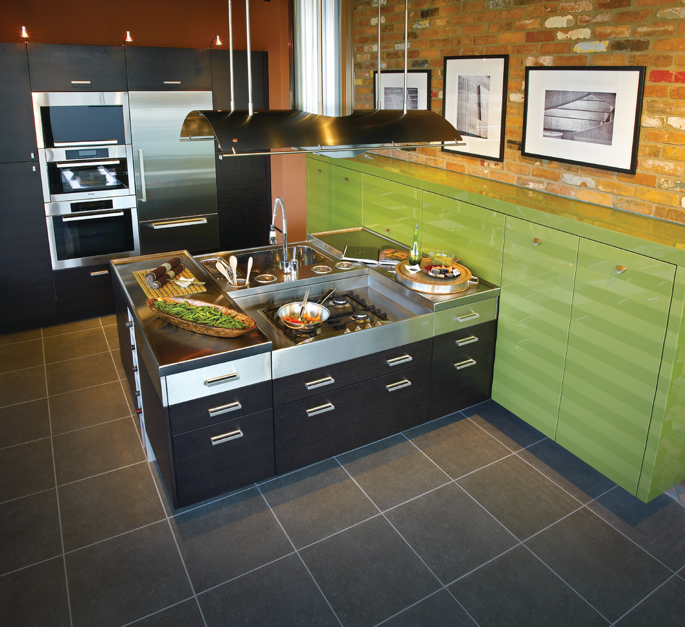Bild på ett avskilt, mellanstort funkis linjärt kök, med en rustik diskho, släta luckor, gröna skåp, bänkskiva i koppar, stänkskydd med metallisk yta, stänkskydd i metallkakel, rostfria vitvaror, ljust trägolv och en köksö