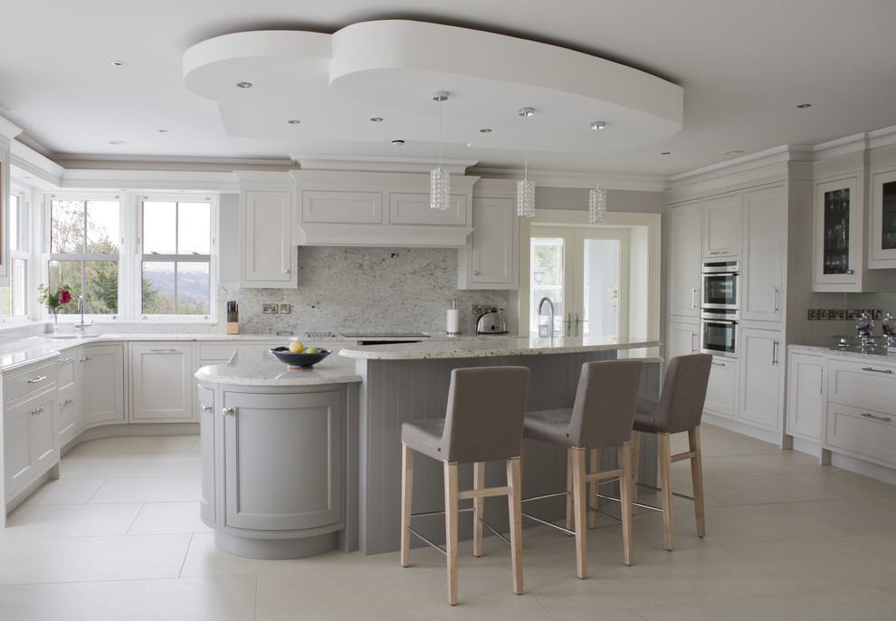 Immagine di una grande cucina chic con lavello integrato, ante a filo, top in granito, elettrodomestici in acciaio inossidabile e pavimento con piastrelle in ceramica