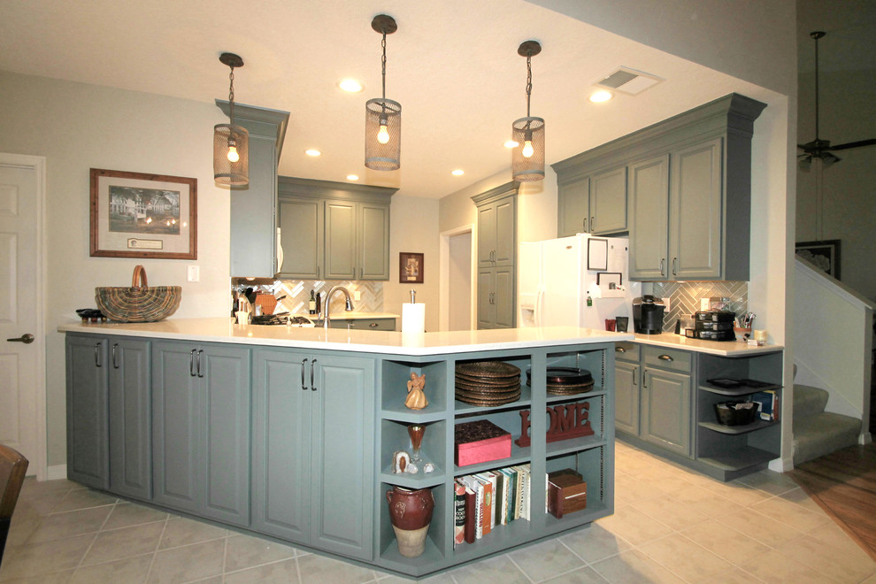 Exempel på ett mellanstort klassiskt kök, med en undermonterad diskho, luckor med upphöjd panel, grå skåp, bänkskiva i kvarts, grått stänkskydd, stänkskydd i glaskakel, vita vitvaror och en halv köksö