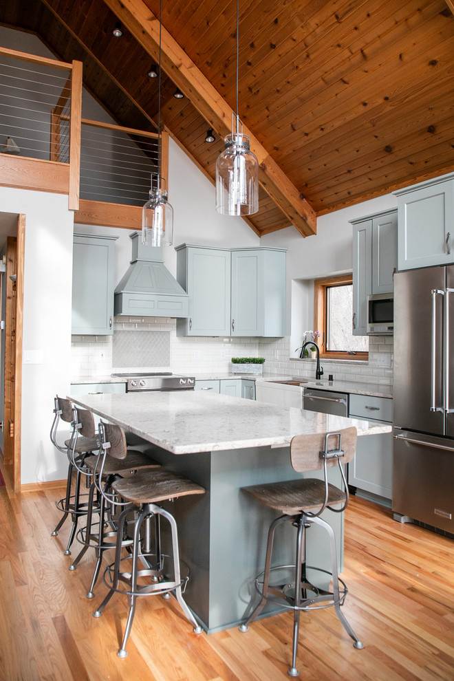Стильный дизайн: угловая кухня в стиле рустика с фасадами в стиле шейкер и островом - последний тренд