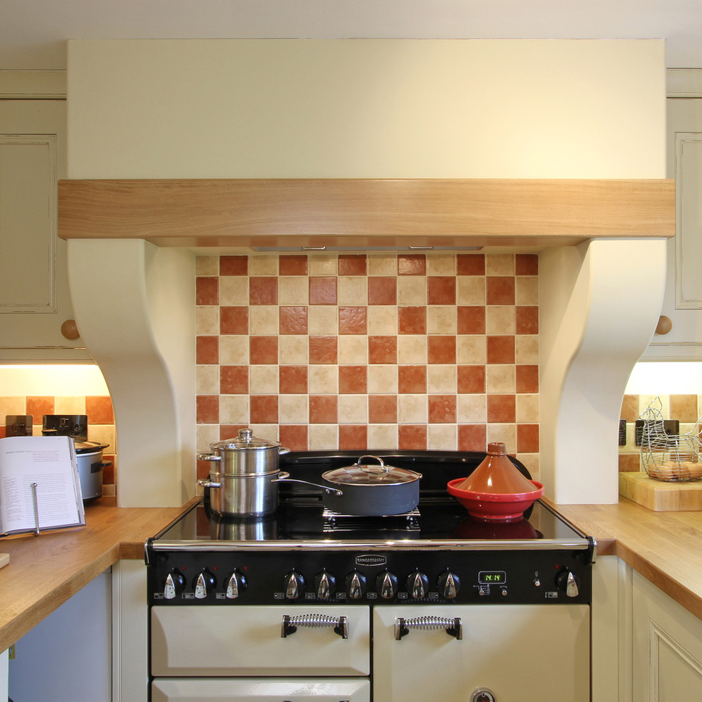 Cottage kitchen photo in Hampshire