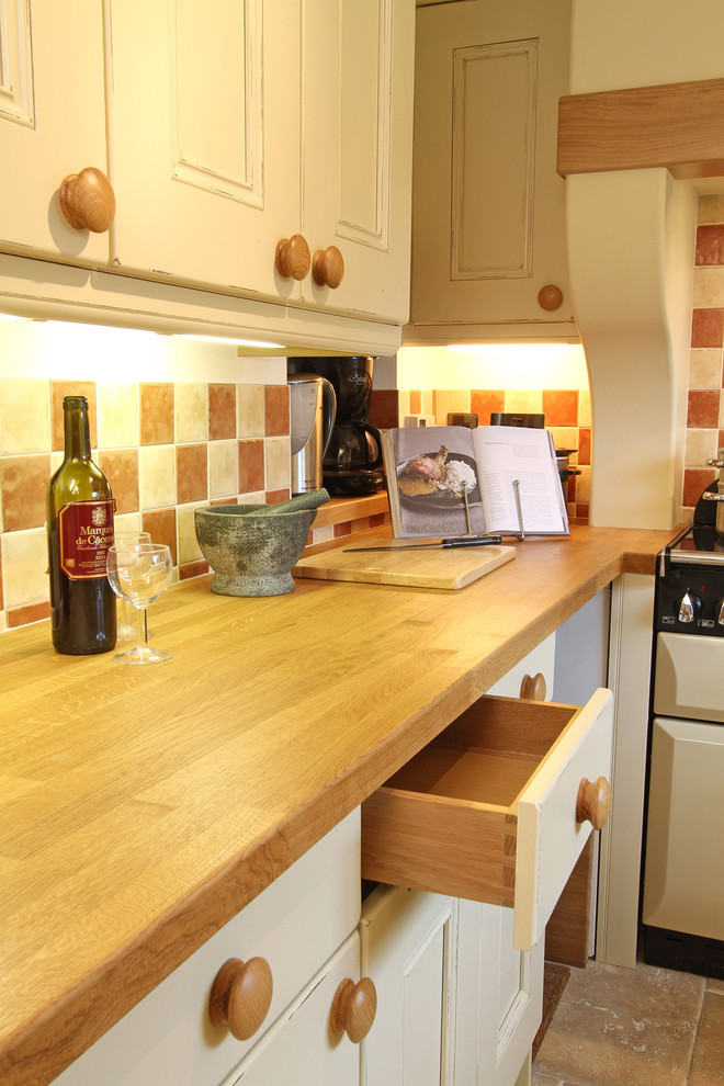 Kitchen - farmhouse kitchen idea in Hampshire