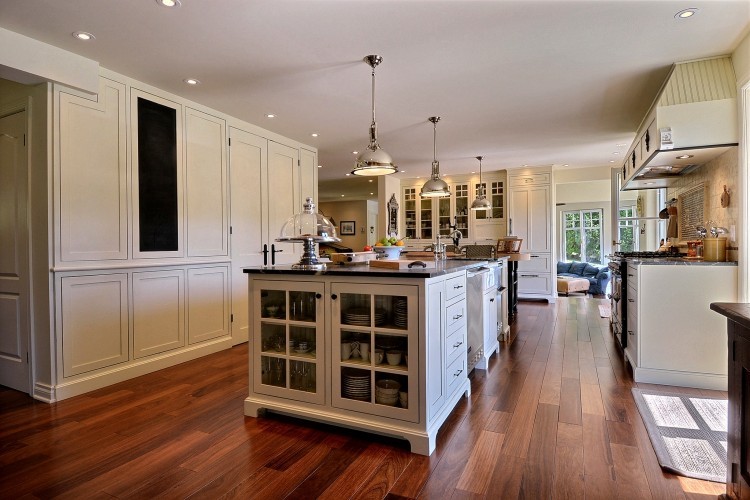 Foto de cocina clásica con fregadero bajoencimera, armarios estilo shaker, puertas de armario blancas, encimera de esteatita, salpicadero beige y electrodomésticos con paneles