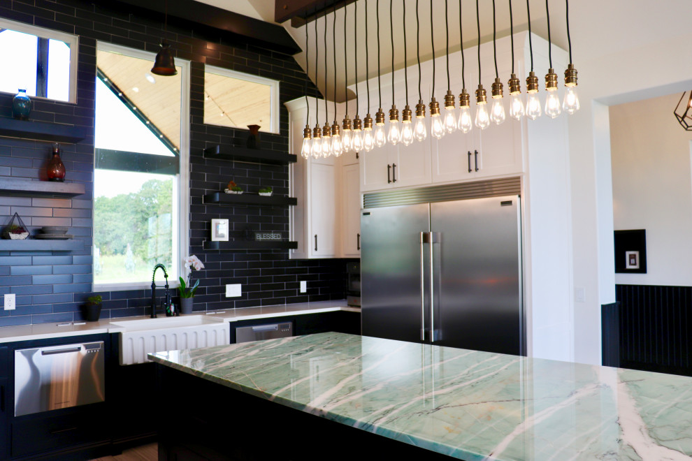 Cette image montre une grande cuisine ouverte parallèle minimaliste avec un placard à porte shaker, une crédence noire, un sol en carrelage de céramique et îlot.